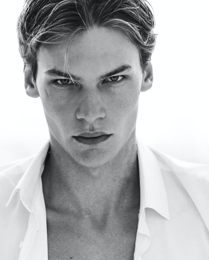 ROMAN PLUHOVYI